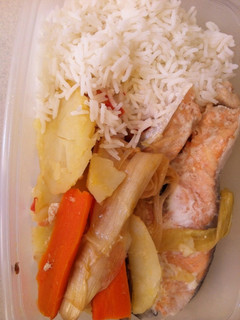 Una foto de Salmón rosado al horno con verduras y arroz