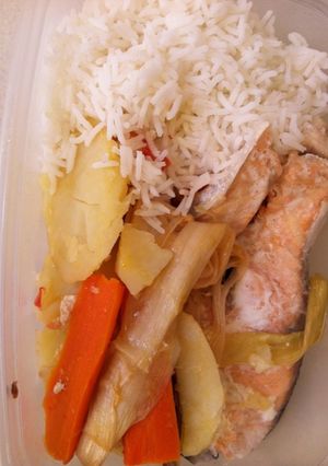Una foto de Salmón rosado al horno con verduras y arroz