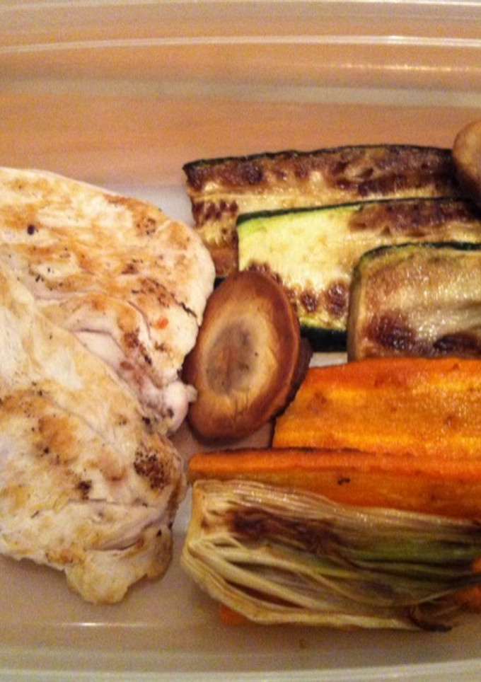 Una foto de Pechugas de pollo a la plancha con verduras
