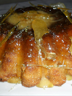 Una foto de Puding moreno con membrillo y caramelo crujiente