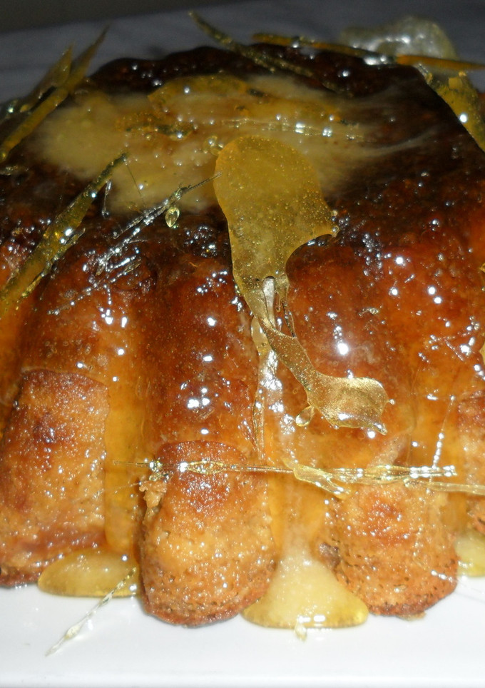 Una foto de Puding moreno con membrillo y caramelo crujiente