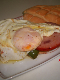Una foto de Bocata de lomo de pavo adobado con pimientos italianos y huevo