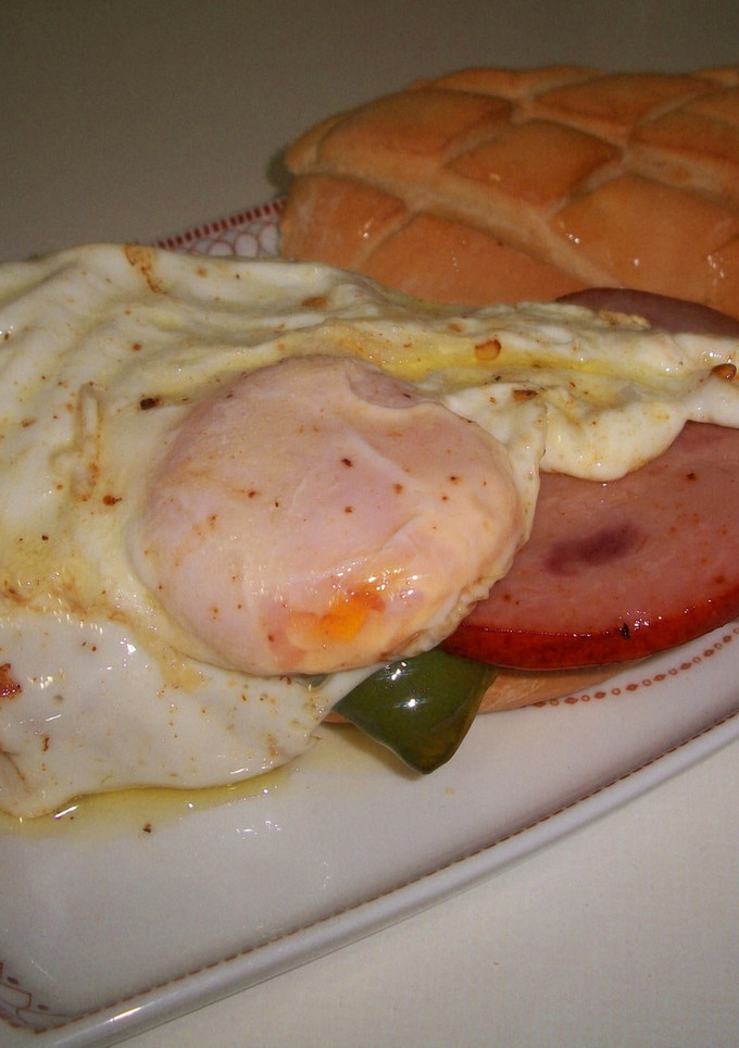 Una foto de Bocata de lomo de pavo adobado con pimientos italianos y huevo