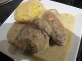 Pollo con salsa de champiñones y nata