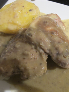 Una foto de Pollo con salsa de champiñones y nata
