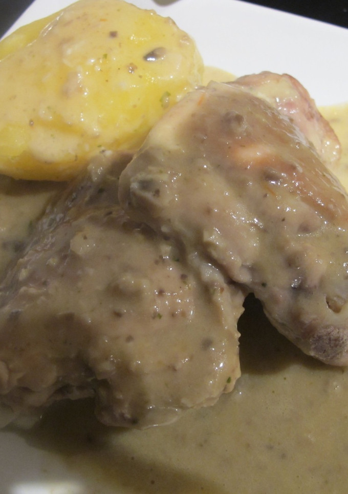 Una foto de Pollo con salsa de champiñones y nata