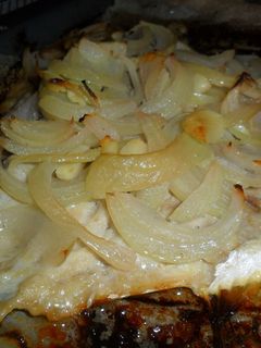Una foto de Palometa con cebolla al horno
