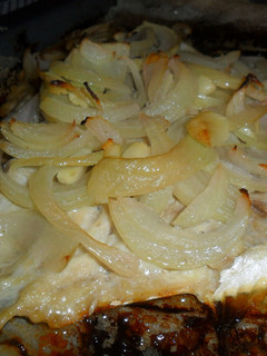 Una foto de Palometa con cebolla al horno
