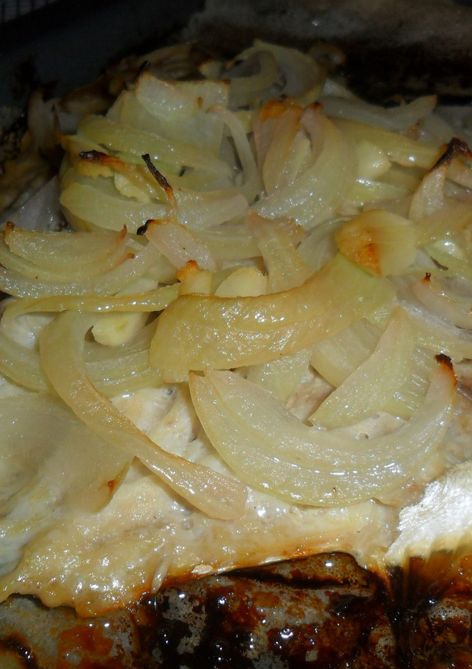 Una foto de Palometa con cebolla al horno