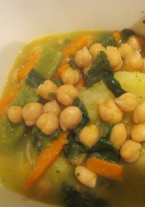 Una foto de Potaje de garbanzos y acelgas en olla a presión
