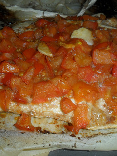 Una foto de Lubina con tomate en vinagre de Módena