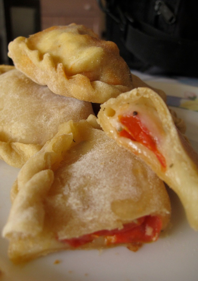 Una foto de Empanadas tomate y queso