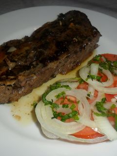 Una foto de Vacío asado al chimichurri con ensalada de tomates