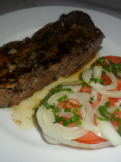 Una foto de Vacío asado al chimichurri con ensalada de tomates