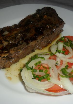 Una foto de Vacío asado al chimichurri con ensalada de tomates