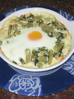 Una foto de Huevos al plato con ajos tiernos, gambas y nata