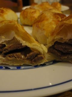 Una foto de Bocaditos de carrilleras de cerdo en hojaldre