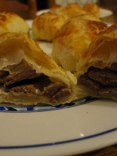 Una foto de Bocaditos de carrilleras de cerdo en hojaldre