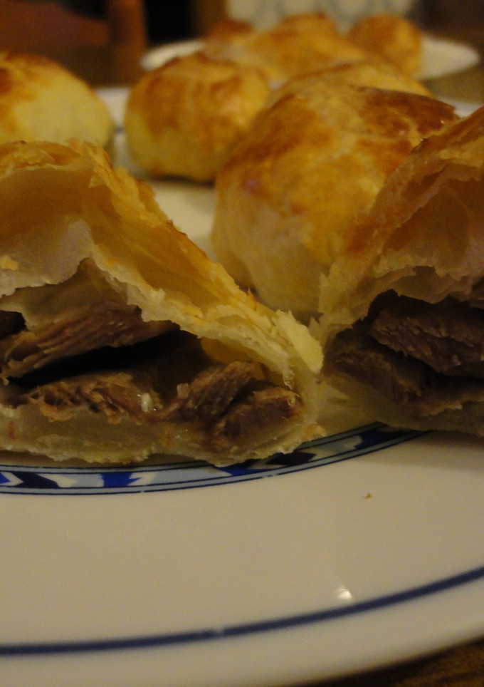 Una foto de Bocaditos de carrilleras de cerdo en hojaldre