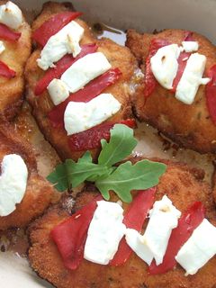 Una foto de Milanesas de pollo rellenas con pimientos y quesos variados