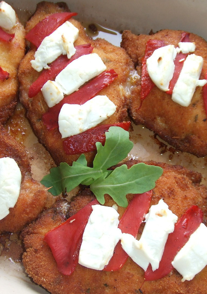 Una foto de Milanesas de pollo rellenas con pimientos y quesos variados