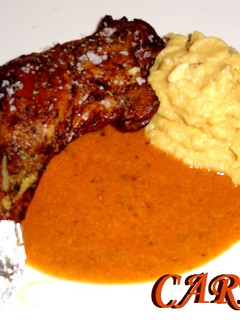 Una foto de Muslos de pato con salsa de almendras y puré de manzana