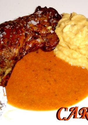 Una foto de Muslos de pato con salsa de almendras y puré de manzana