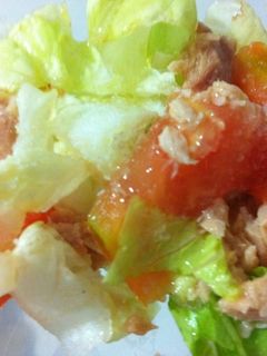 Una foto de Ensalada de atún con lechuga