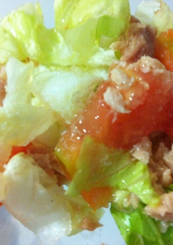 Una foto de Ensalada de atún con lechuga