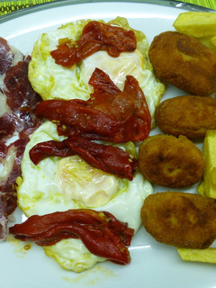 Una foto de Plato combinado de huevos fritos con jamón y croquetas de boletus