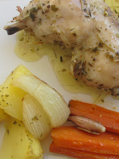 Una foto de Pollo al horno con verduras