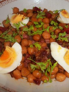 Una foto de Garbanzos fritos con jamón y chorizo ibérico