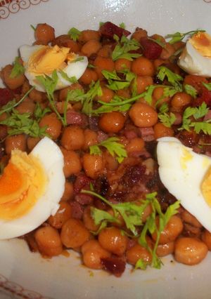 Una foto de Garbanzos fritos con jamón y chorizo ibérico