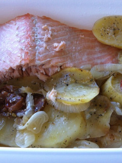 Foto principal de Salmón al horno con cebolla, patatas y tomate