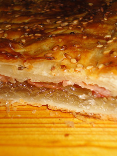 Una foto de Pastel de cabello de ángel y jamón serrano