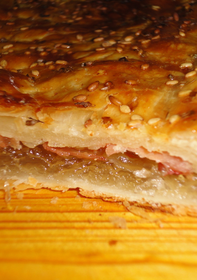 Una foto de Pastel de cabello de ángel y jamón serrano