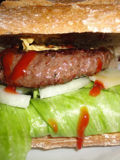 Una foto de Bocadillo de buey, queso de oveja y lechuga