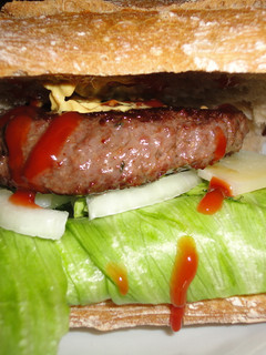 Una foto de Bocadillo de buey, queso de oveja y lechuga