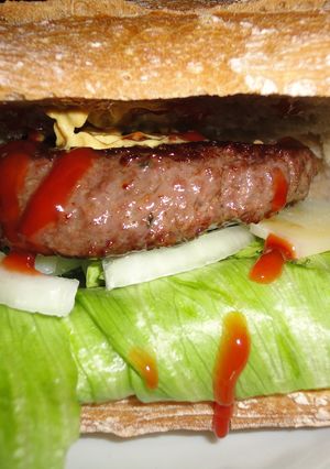 Una foto de Bocadillo de buey, queso de oveja y lechuga