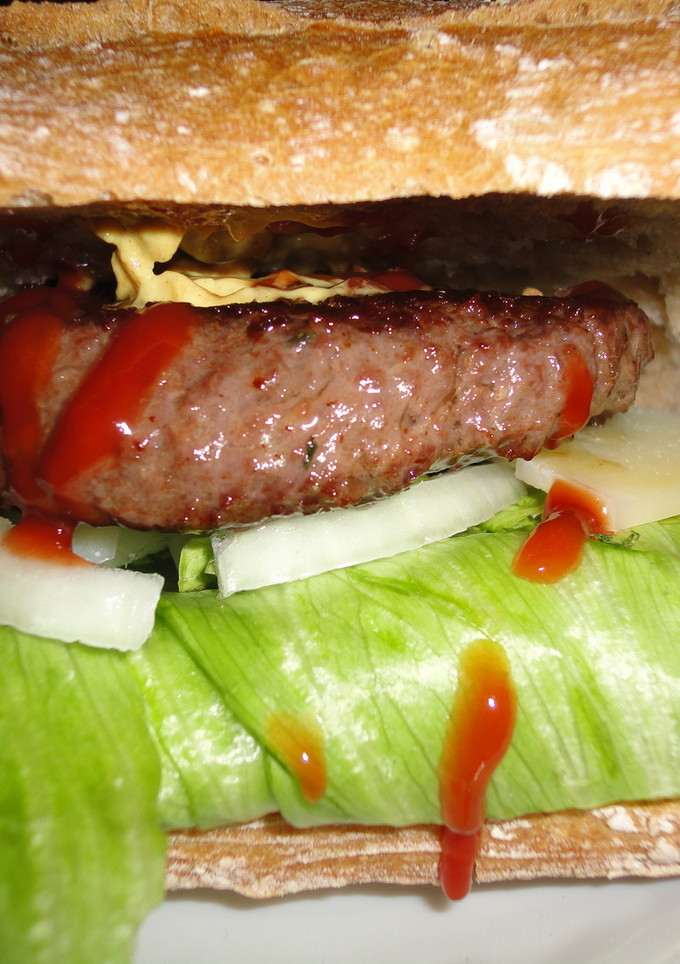Una foto de Bocadillo de buey, queso de oveja y lechuga