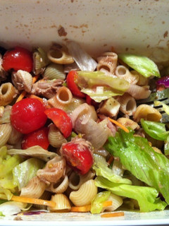 Una foto de Ensalada de pasta con tomate cherry