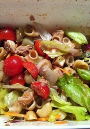 Una foto de Ensalada de pasta con tomate cherry