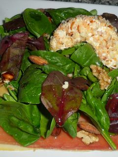 Una foto de Ensalada de trío de brotes con base de serrano