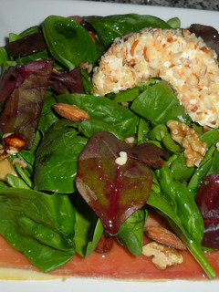 Una foto de Ensalada de trío de brotes con base de serrano