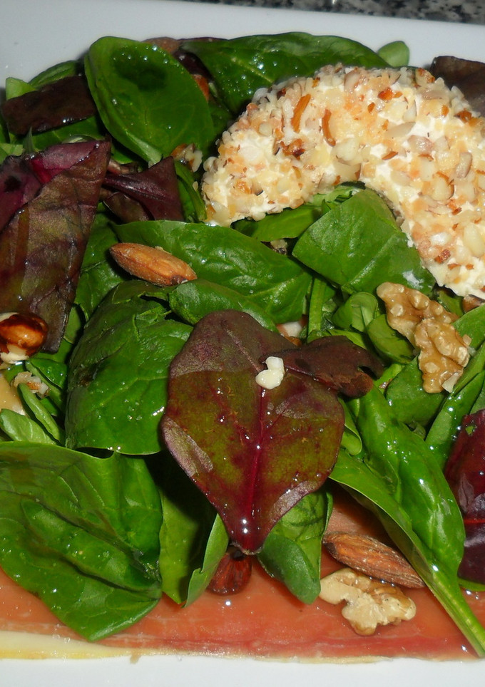 Una foto de Ensalada de trío de brotes con base de serrano