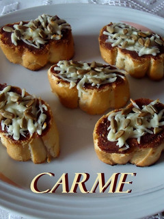 Foto principal de Tostas de crema de dátil, queso y pipas