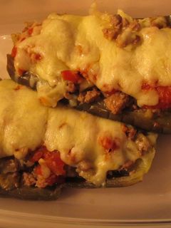 Una foto de Berenjenas rellenas de carne y queso
