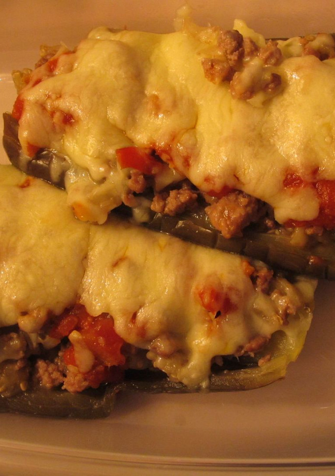 Una foto de Berenjenas rellenas de carne y queso