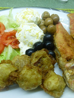 Una foto de Plato combinado de salmonetes fritos y ensalada