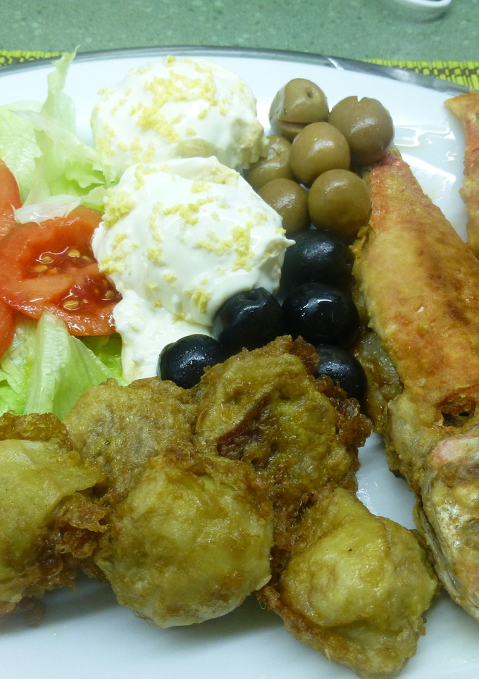 Una foto de Plato combinado de salmonetes fritos y ensalada